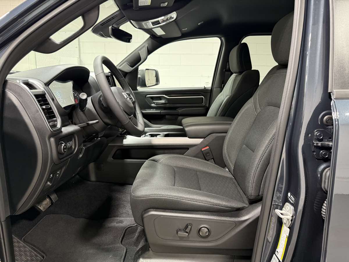 Фото 2026 Ram 1500 Big Horn Crew Cab Short Bed
