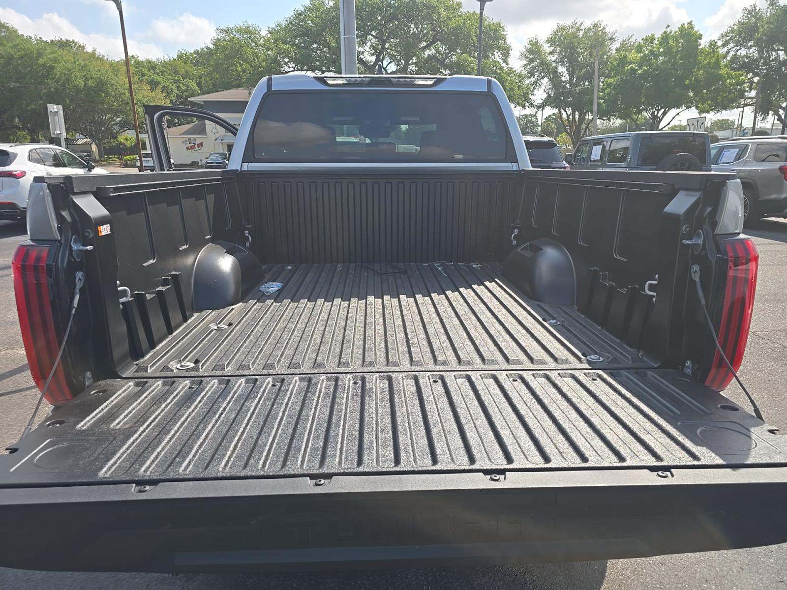 Фото 2026 Toyota Tundra Limited Crew Cab Short Bed