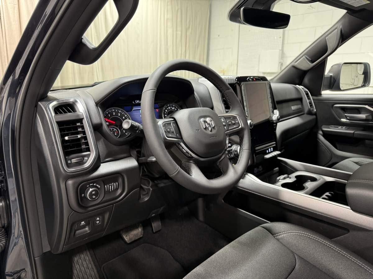 Фото 2026 Ram 1500 Big Horn Crew Cab Short Bed